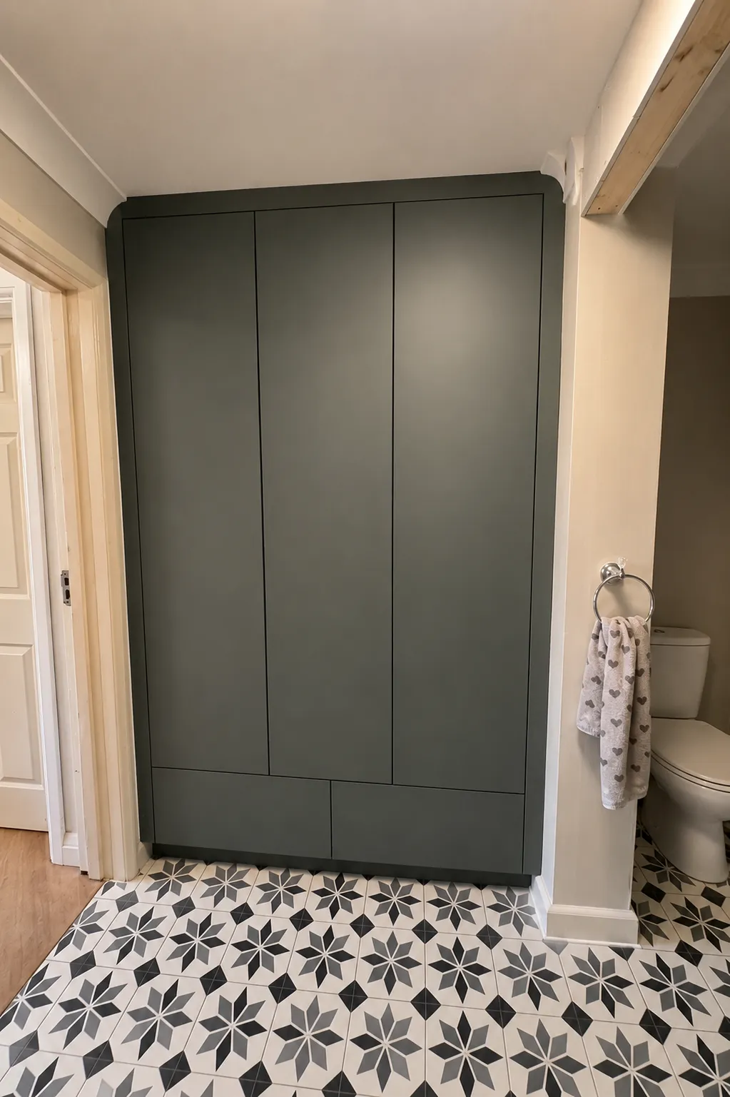Fitted coat & shoe storage
